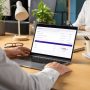 Pracownik przegląda w laptopie wyliczenie premii w systemie HR