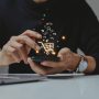 Dłonie trzymające smartfon z ikoną koszyka zakupowego – sprzedaż na marketplace