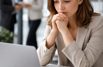 Syndrom oszusta a AI. Dlaczego pracownicy boją się technologii?