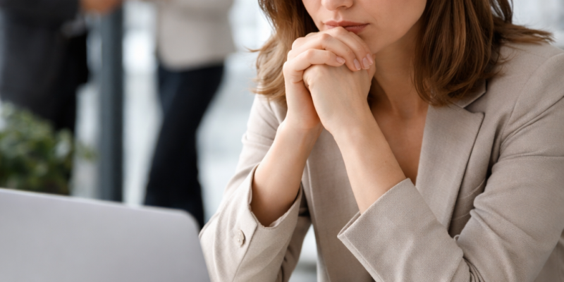 Syndrom oszusta a AI. Dlaczego pracownicy boją się technologii?