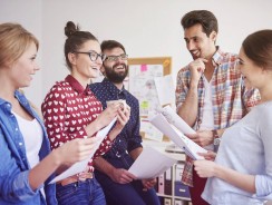 Przyjaźń w pracy – czy to dobry pomysł?