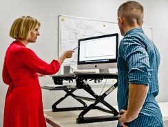 Siadłeś? Powstań! Biurka stojące wkraczają do polskich biur