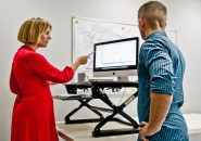 Siadłeś? Powstań! Biurka stojące wkraczają do polskich biur