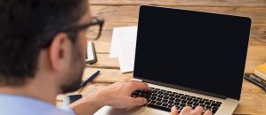 "Szklany sufit" nadal utrudnia karierę kobiet