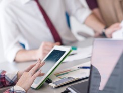 Ludzie nie przestają pracować dla firm, ale dla szefów