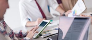 Ludzie nie przestają pracować dla firm, ale dla szefów