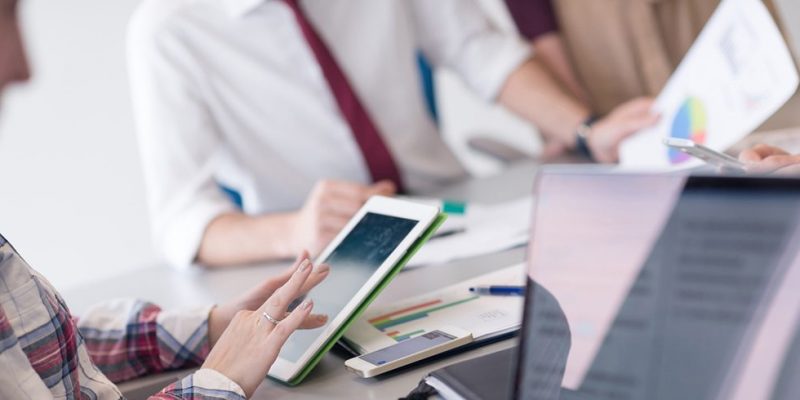 Ludzie nie przestają pracować dla firm, ale dla szefów