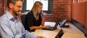 Kto się angażuje w pracę?