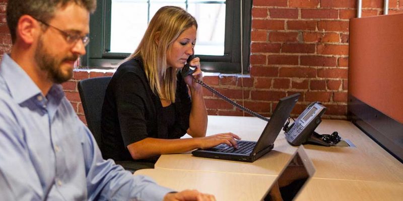 Kto się angażuje w pracę?