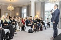 Jak przebić szklany sufit, czyli co ułatwia kobietom rozwój zawodowy? Nowy raport Fundacji Sukces Pisany Szminką.