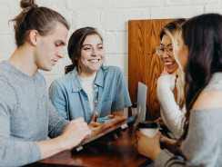 Docenienie pracowników służb publicznych – fundament strategii CX i EX organizacji