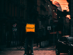 Partnerstwo, świadczenia, pozapłacowe benefity oraz szybkie wypłaty dla każdego kuriera. Branża dostaw zmierza w dobrą stronę.