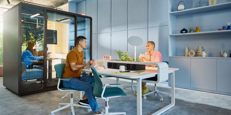 Jak stół coworkingowy hushSpot rewolucjonizuje przestrzenie do wspólnej pracy?