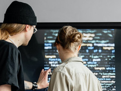 Nawet 50 tysięcy dla developera i 35 tysięcy dla UX-owca. Jak pracodawcy walczyli o specjalistów IT w trzecim kwartale 2022?