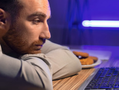 AI w pracy: nastroje pracowników 2025 – nadzieja i lęk