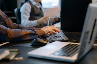 AI w pracy 2025 – tylko 9% Polaków korzysta z AI, ale 45% chce podwyżki