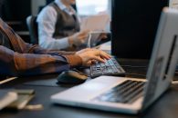 4 na 10 pracodawców IT chce zatrudniać, o zwolnieniach myśli połowa mniej firm. Jaka przyszłość czeka branżę nowych technologii?