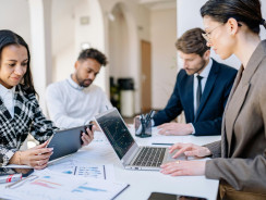 4 na 10 pracodawców w Polsce nie chce żadnych zmian kadrowych, niemal tyle samo planuje nowe rekrutacje