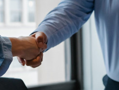 Odejście z pracy z klasą? Tylko nieco ponad połowa pracowników chce samodzielnie poinformować zespół o odejściu