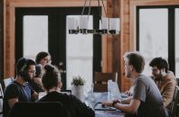 WYNAGRODZENIE TO NIE WSZYSTKO. JAK CZĘSTO I DLACZEGO POLACY ZMIENIAJĄ PRACĘ?