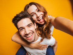 Biurowa przyjaźń czy kochanie? Badania Pracuj.pl