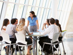 Gen Z i millenialsi 2025: sens pracy, AI i rozwój