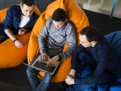 Jak sobie radzą na rynku pracy i jakiego zatrudnienia poszukują absolwenci polskich uczelni?