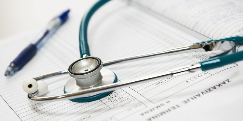 Ministerstwo rozważa 100 proc. płatne L4 oraz kontrole totalne. Ekspert przestrzega przed ogromnym deficytem i wskazuje na alternatywy